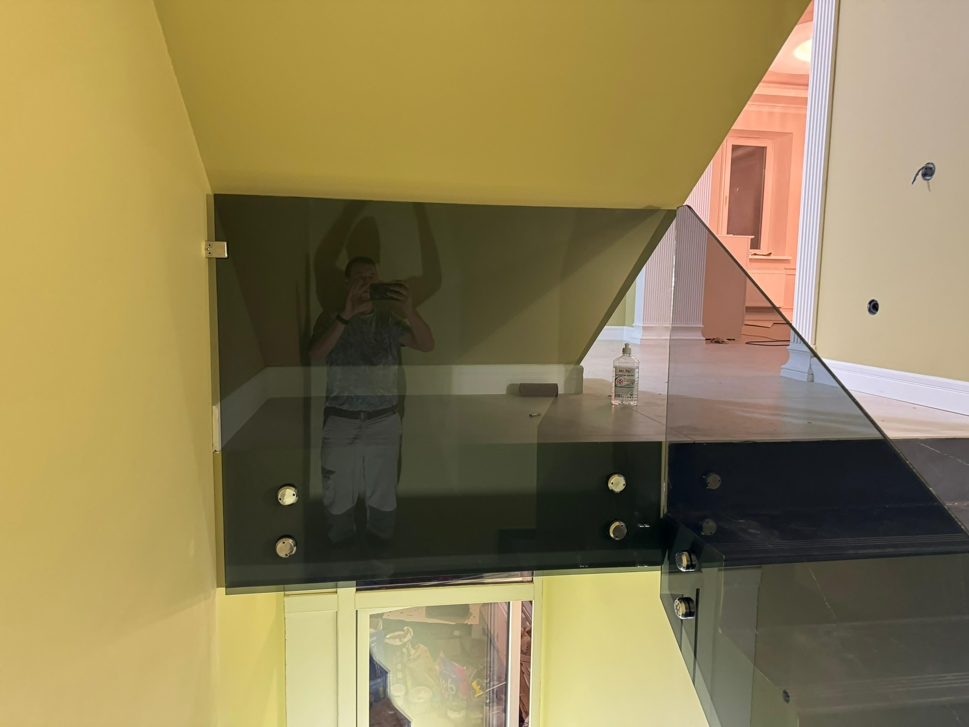 Изготовление лестниц со стеклянным ограждением на второй этаж в Уфе от компании Brent Wood 