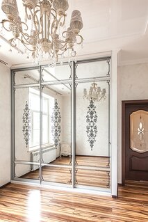 Встроенный шкаф купе пескоструй на дверях внутренний с покраской