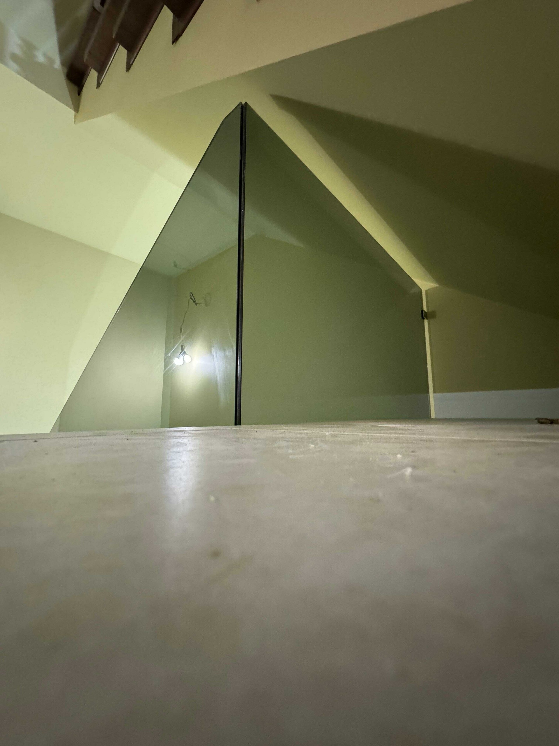 Изготовление лестниц со стеклянным ограждением на второй этаж в Уфе от компании Brent Wood 