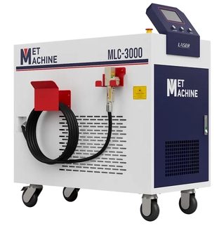Аппарат ручной лазерной очистки METMACHINE MLC-3000 белое оборудование с синими элементами на рабо