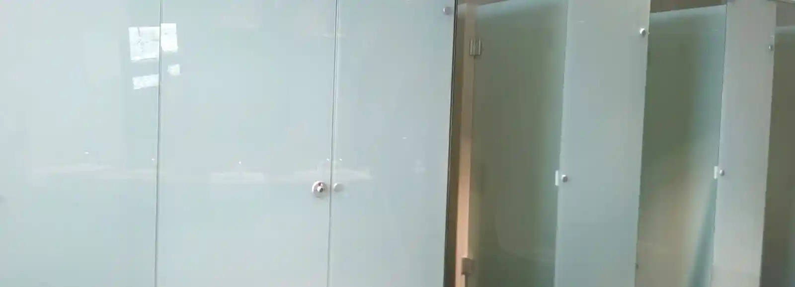 Изображение кабинок санузлов