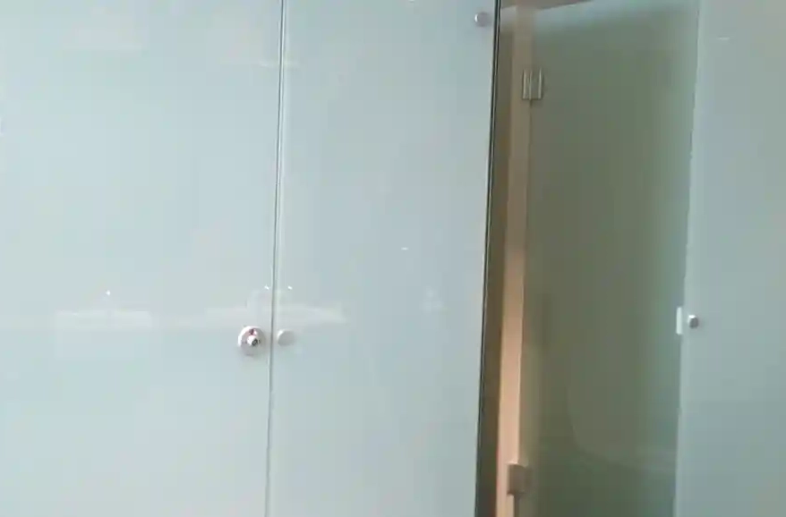 Изображение кабинок санузлов