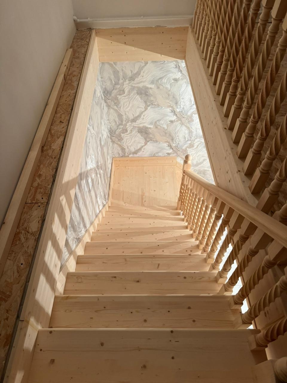 Изготовление и монтаж поворотной лестницы на второй этаж из дерева в Уфе, Уфимском районе 