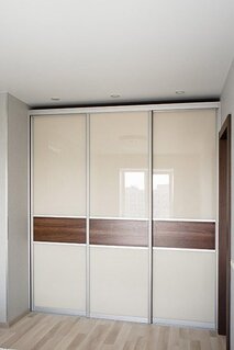 Встроенный трехдверный шкаф купе между стен