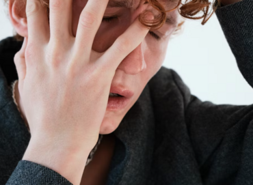 Человек с миоклоническими судорогами при синдроме псевдо-Леннокса