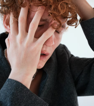 Человек с миоклоническими судорогами при синдроме псевдо-Леннокса