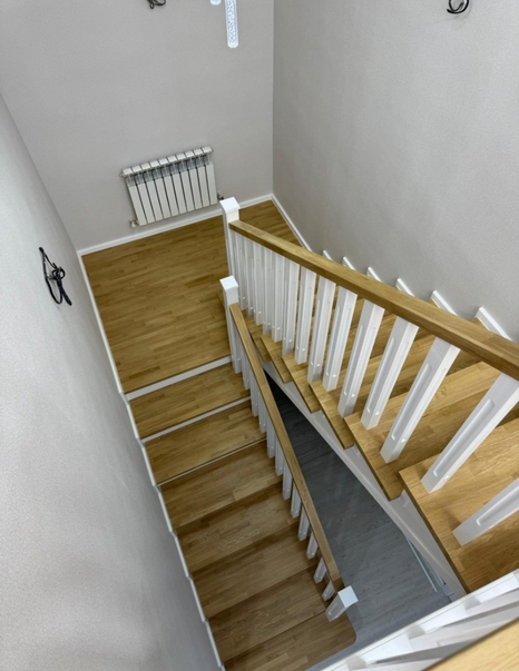 Изготовление и монтаж поворотных лестниц на второй этаж из дерева в Уфе от Брент Вуд