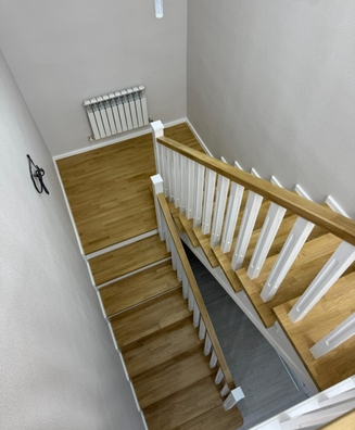 Изготовление и монтаж поворотных лестниц на второй этаж из дерева в Уфе от Брент Вуд