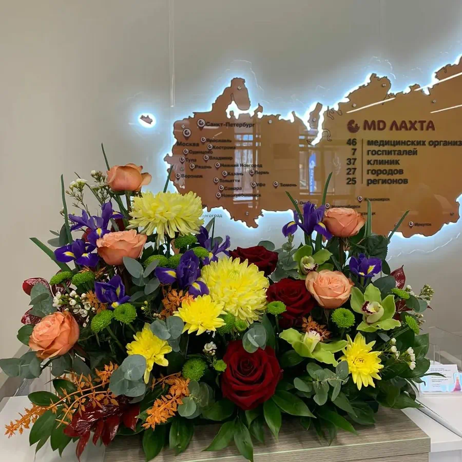 Композиция с бордовыми розами, жёлтыми и фиолетовыми цветами