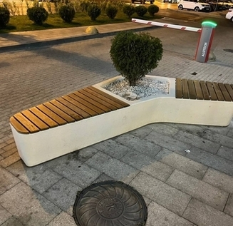 Лавочка с деревянным настилом из архитектурного бетона с цветком внутри на улице