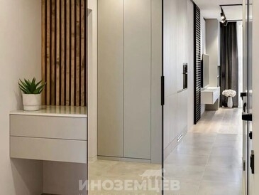 Дизайнерский распашной шкаф с зеркальной дверью в современном интерьере прихожей