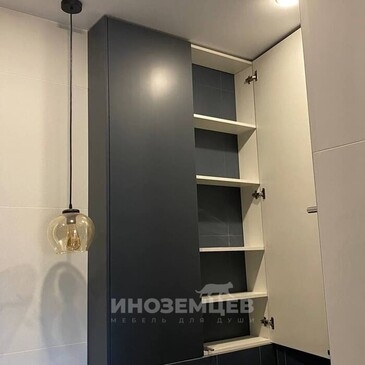 Внутреннее пространство и полки шкафа над инсталляцией в туалете, вид с открытой дверцей