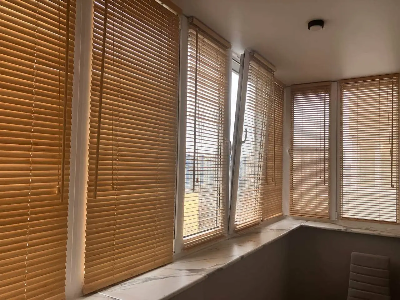 Бамбуковые жалюзи 25 мм на лоджии в квартире