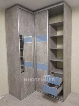 Угловой шкаф со встроенными выдвижными ящиками и полками
