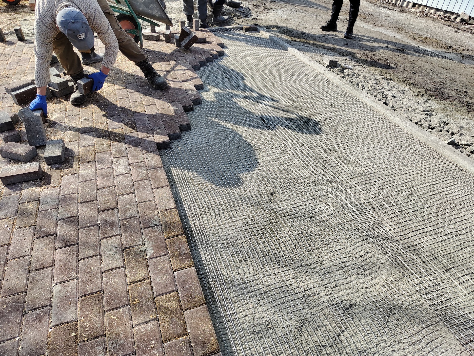 Подготовка основания под тротуарную плитку весной — выемка грунта на участке в Екатеринбурге