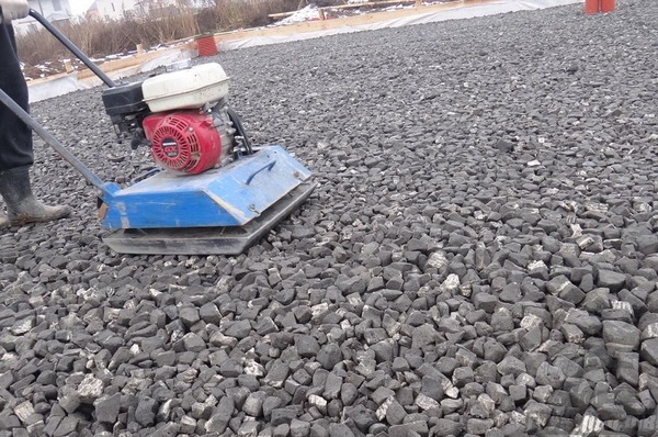 Послойная трамбовка щебёночного основания виброплитой — правильная технология