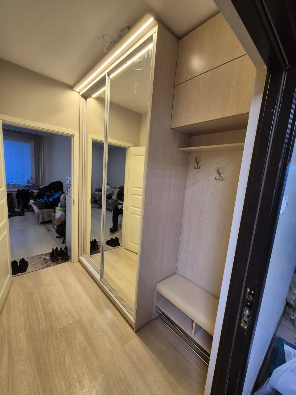 Встроенный шкаф-купе в прихожую зеркальный ЛДСП Egger - фото реализованного проекта в Санкт-Петербурге