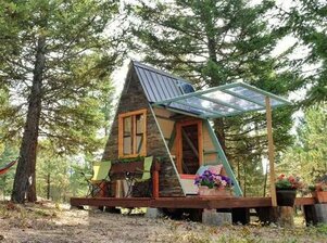 компактный дом со скошенной крышей