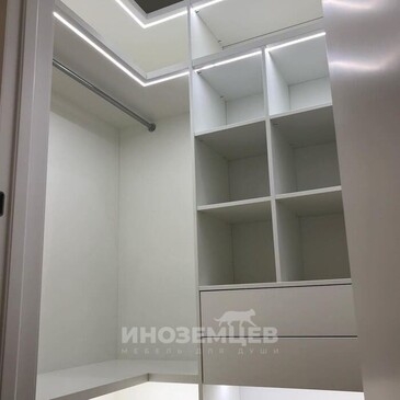 Открытые полки и штанга для одежды в гардеробной