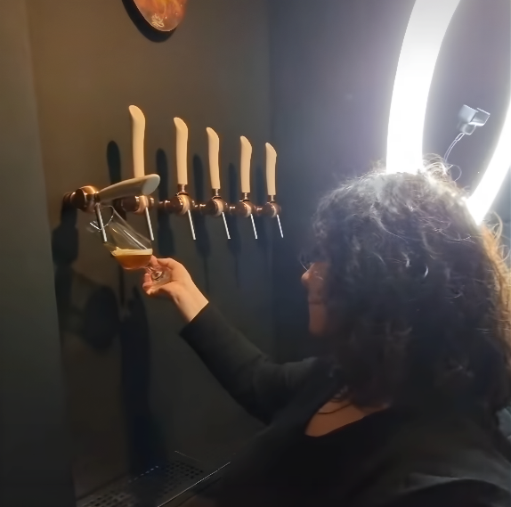 Пивные краны в баре Beer and Art.