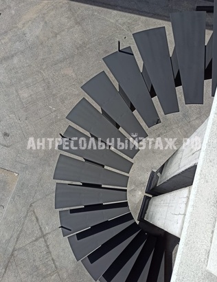 Винтовая лестница на широкой трубе