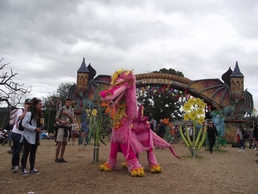 Дракон на фестивале GLASTONBURY