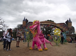 Дракон на фестивале GLASTONBURY