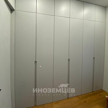 Вместительный распашной шкаф в спальню светлого цвета