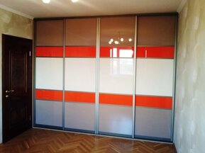 Шкаф купе во всю стену в спальню с цветным стеклом