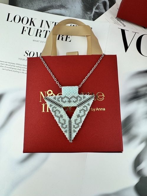 Элегантное украшение ручной работы из бисера Toho с изысканным дизайном