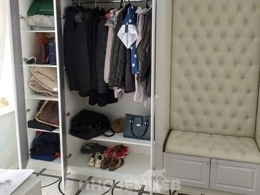 шкаф с зеркалом в прихожую, вид на штангу для одежды и полки