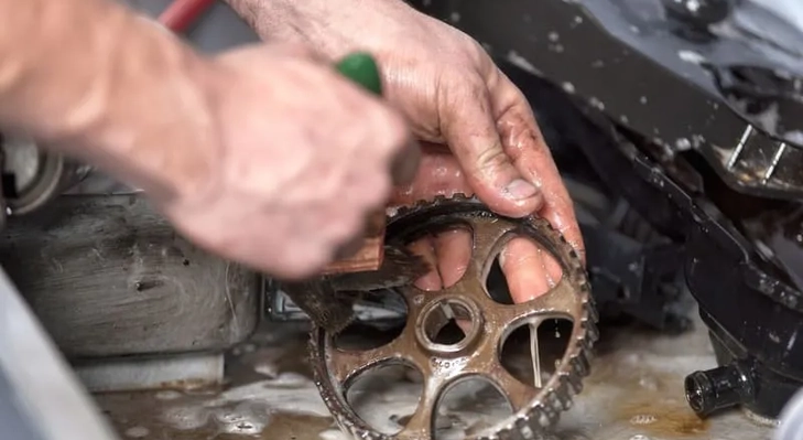 Очистка алюминиевых деталей двигателя автомобиля