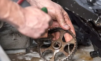 Очистка алюминиевых деталей двигателя автомобиля