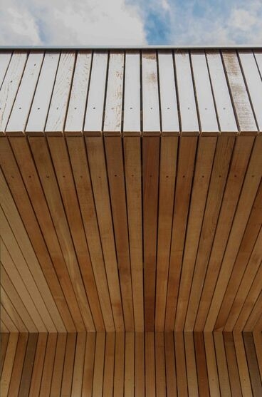 Натуральное дерево на фасаде дома