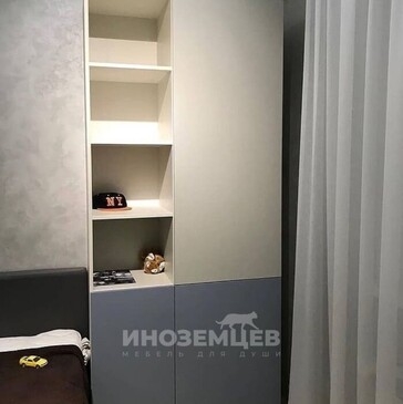 Узкий шкаф-пенал в детскую для мальчика синий, с полками