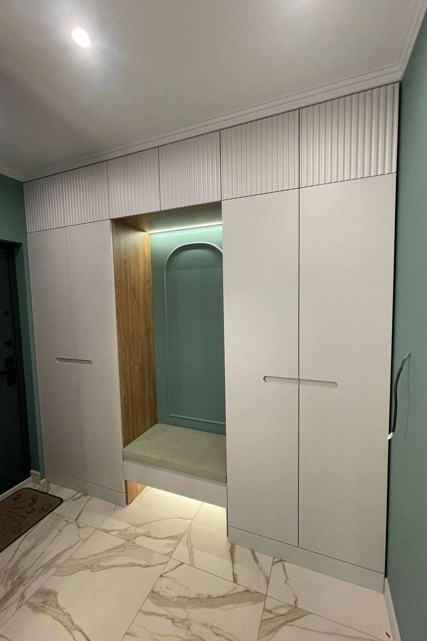 Современный встроенный шкаф в прихожей