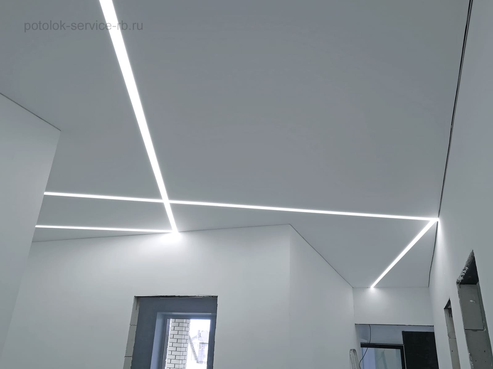 Натяжной потолок со световой линией