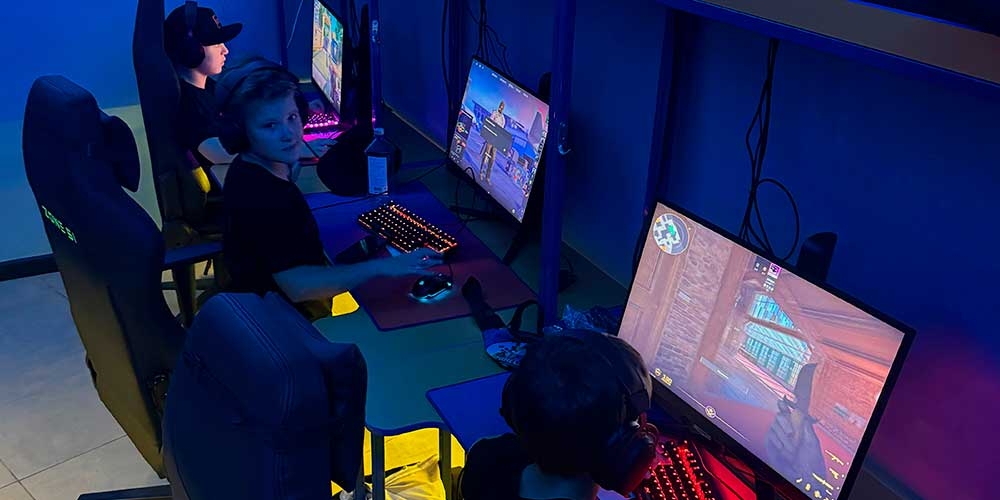 Школьники выполняют задание тренера на тренировке по Counter Strike 2