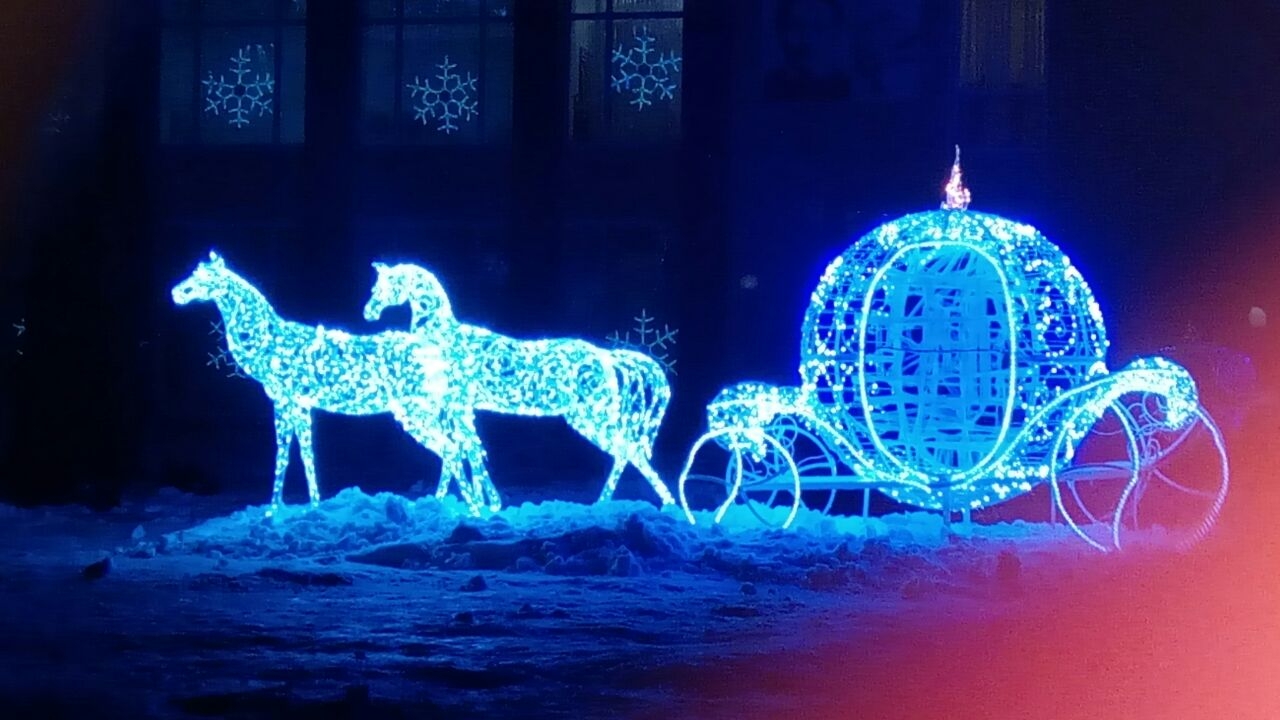 Световая фигура карета с лошадьми