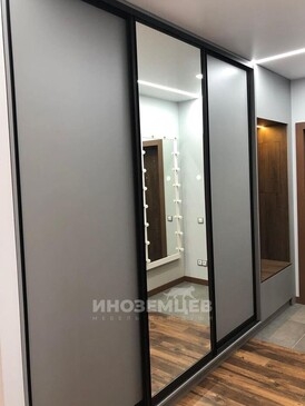 Современный шкаф-купе с зеркалом в прихожую