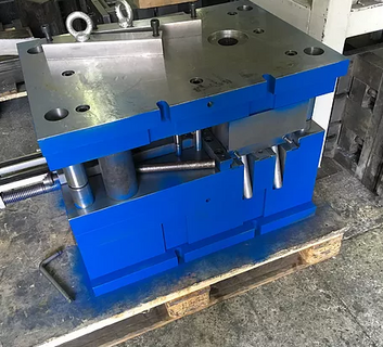 пресс-форма в инструментальном цеху