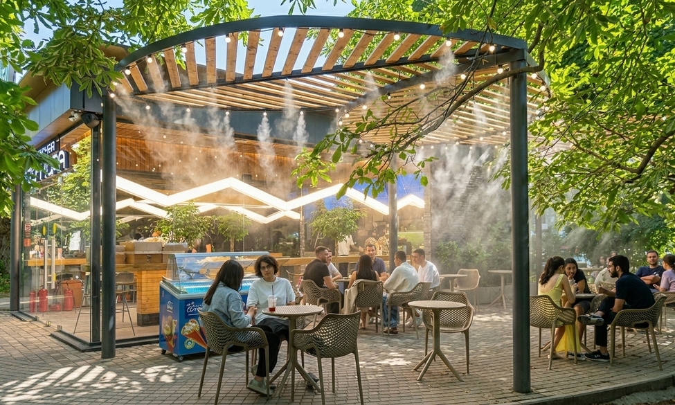Система холодного тумана Umbrella System на летней веранде Berloga Coffee в Симферополе.
