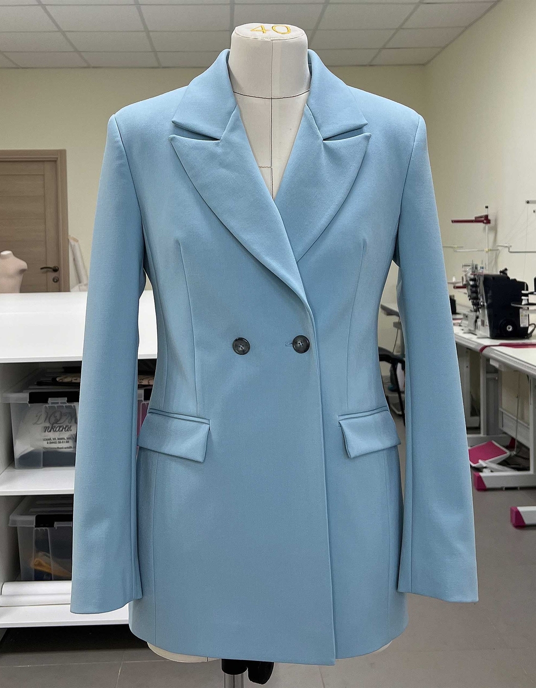 Пошив пиджака женского голубого на выпускной