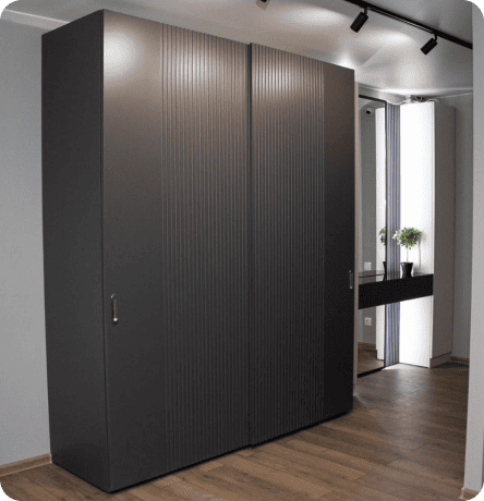 Фото шкафа-купе в шоуруме компании Hansa Mebel