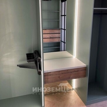 Общий вид угловой гардеробной комнаты с комбинированной мебелью