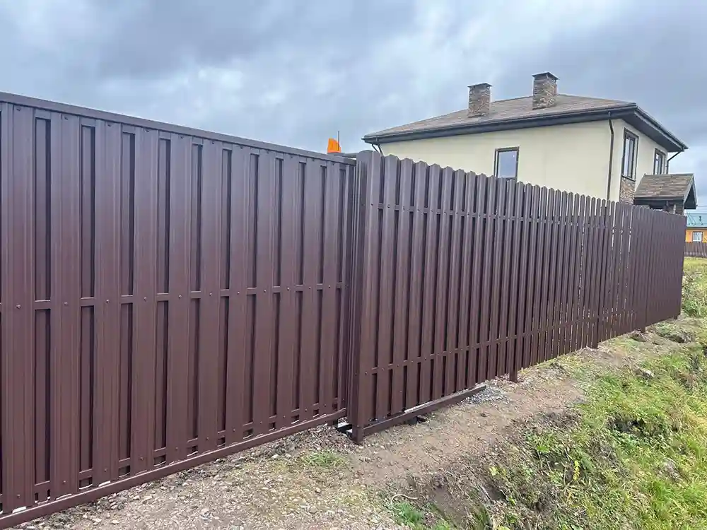 Забор с откатными воротами из коричневого штакетника 