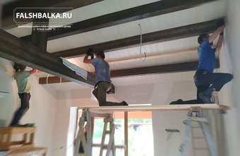 крашенные балки из лиственницы