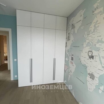 Белый шкаф с распашными дверями в детской комнате мальчика