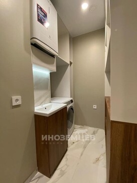 Мебель для ванной: напольный шкаф из ЛДСП Egger и ниша для коммуникаций бойлера