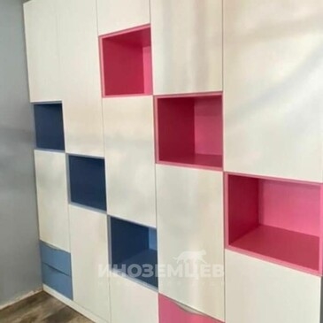Распашной шкаф с открытыми полками в детскую комнату для мальчика в сине-розовых цветах